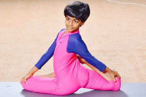 hony-doctorate-to-9-years-girls-in-yoga